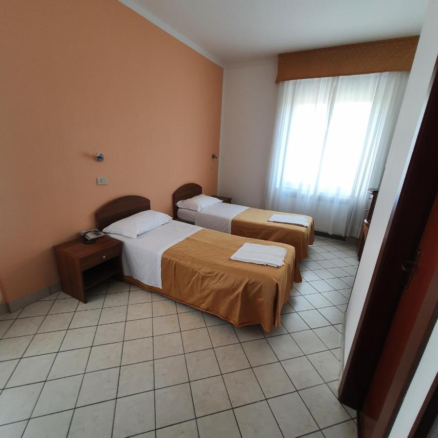 Hotel Perla Massa Lombarda Buitenkant foto
