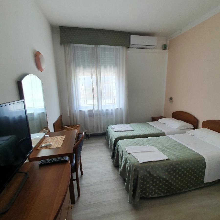 Hotel Perla Massa Lombarda Buitenkant foto